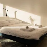 Digital Nomad Suites With Free Gym Pass And Office Setup