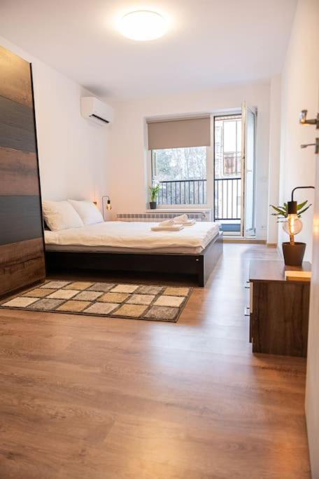 Digital Nomad With Free Gym Pass And Office Setup Apartment
