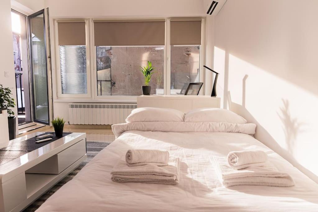 Digital Nomad With Free Gym Pass And Office Setup Apartament *