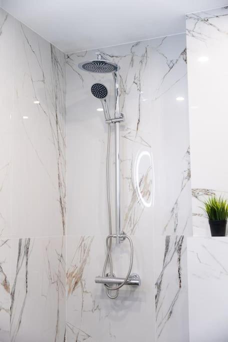 Digital Nomad With Free Gym Pass And Office Setup Apartament *