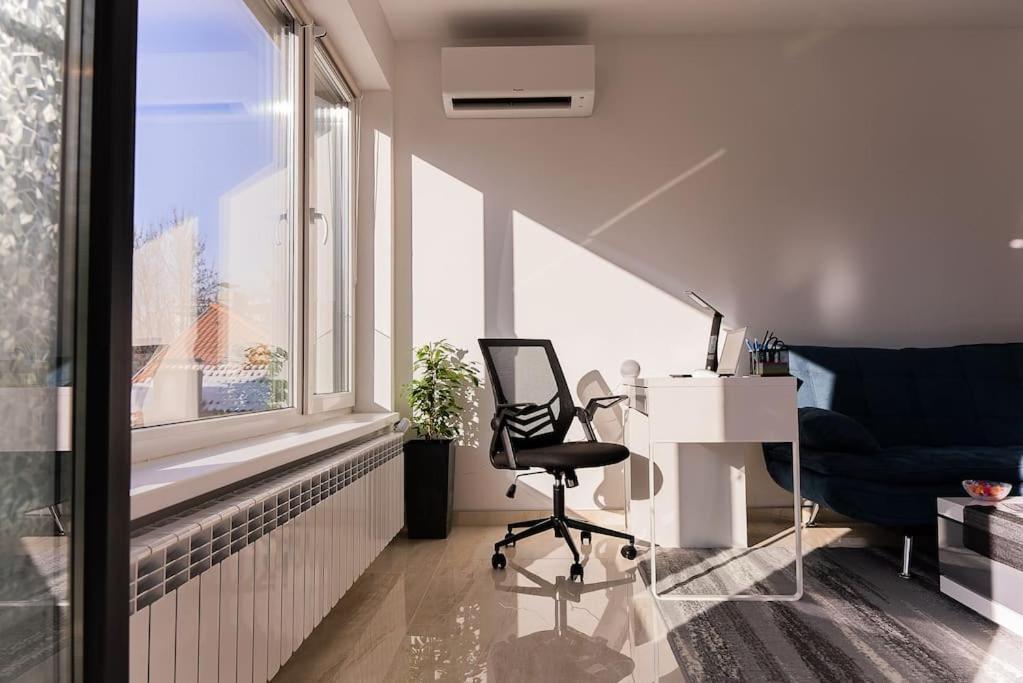 Digital Nomad With Free Gym Pass And Office Setup Apartment