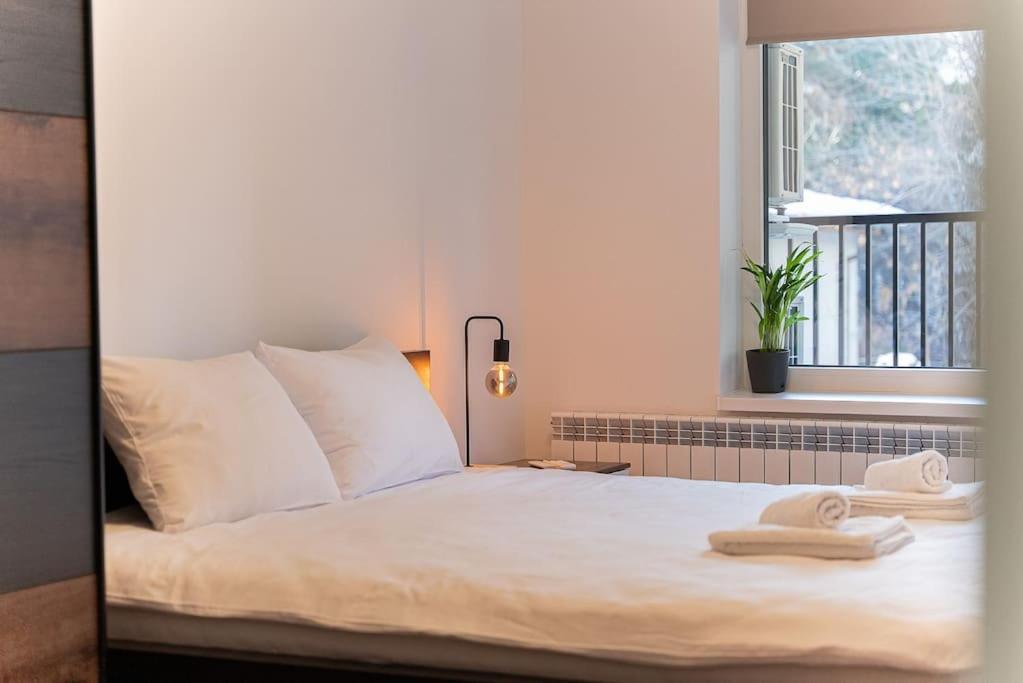 Digital Nomad With Free Gym Pass And Office Setup Apartment *