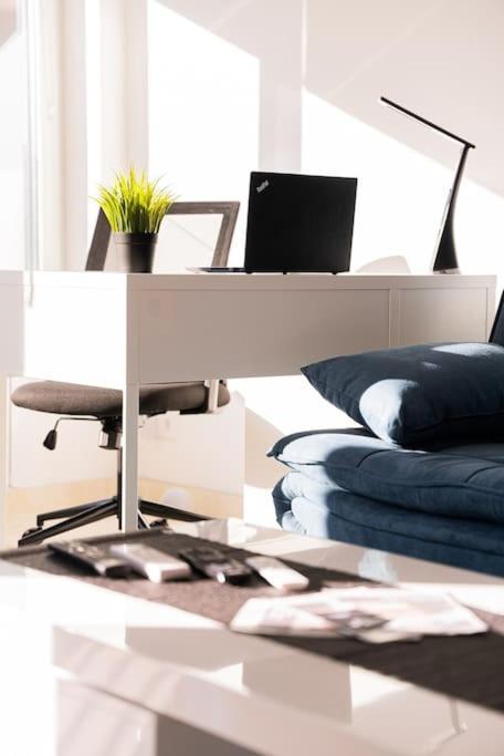 Apartment Digital Nomad With Free Gym Pass And Office Setup