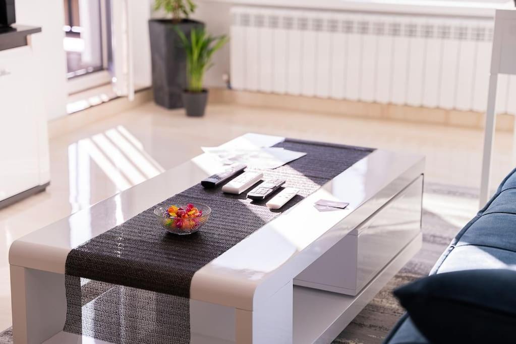 Apartment Digital Nomad With Free Gym Pass And Office Setup