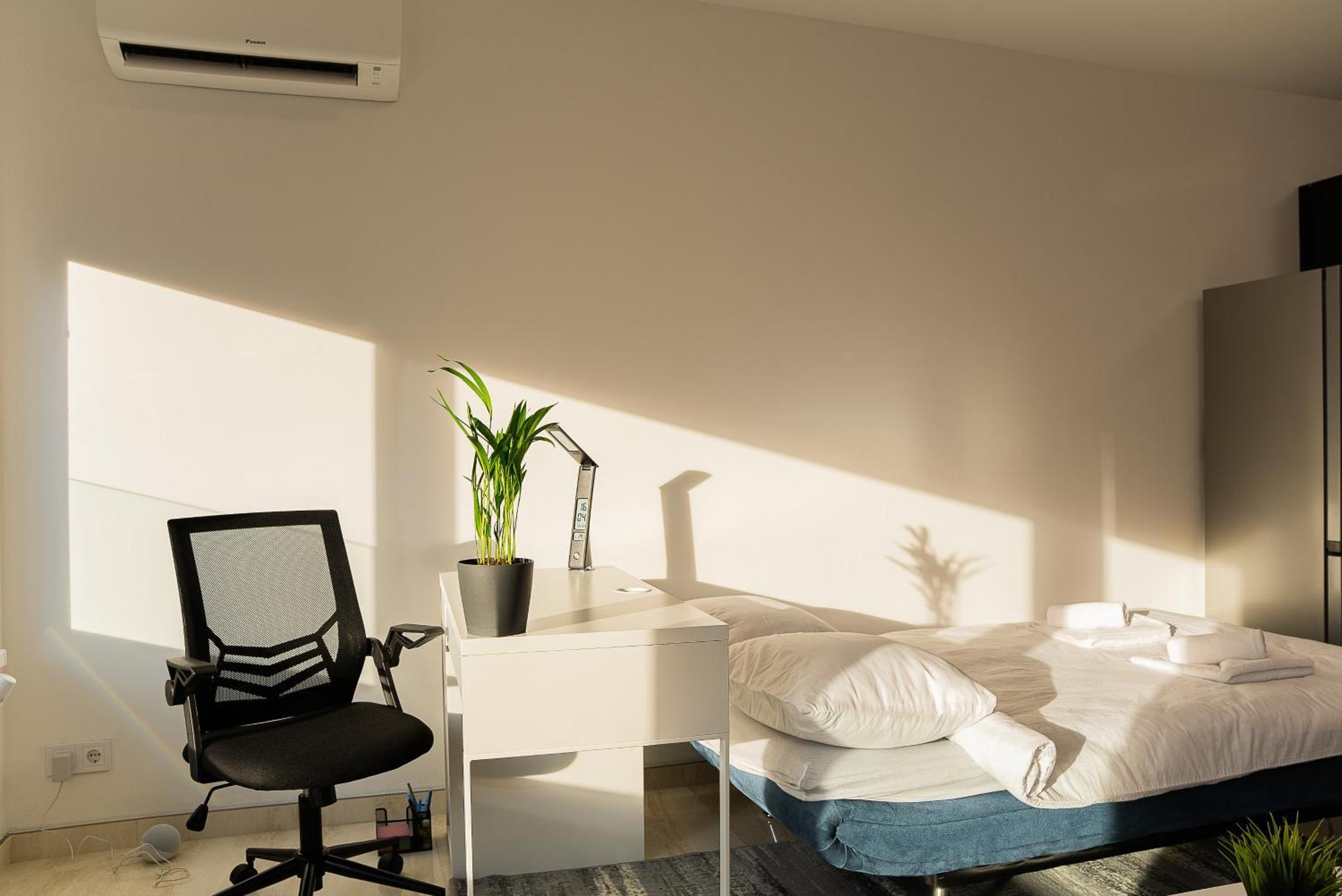 Apartment Digital Nomad With Free Gym Pass And Office Setup